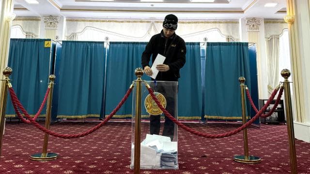 Kazakistan, yeni anayasa için sandık başında