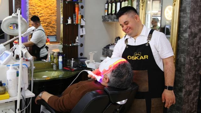 Down sendromlu Sefa güler yüzüyle kalpleri fethediyor