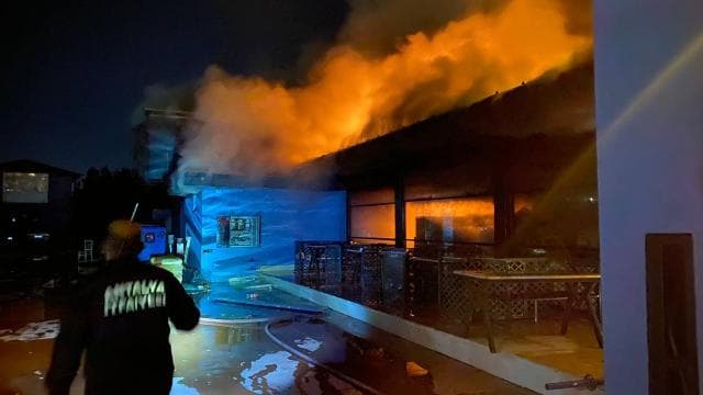 Antalya'da zincir markette çıkan yangın hasara yol açtı