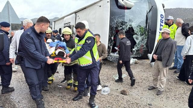 Konya'da devrilen yolcu otobüsündeki 20 kişi yaralandı