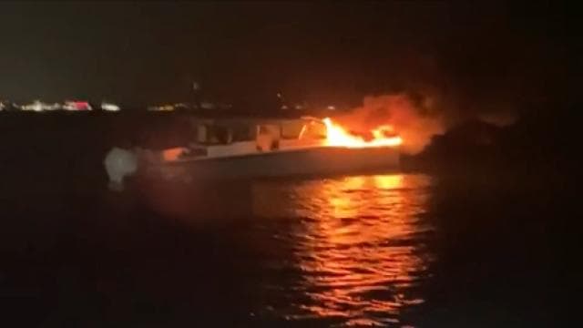 Kadıköy'de yanan tekneden 4 kişi kurtarıldı