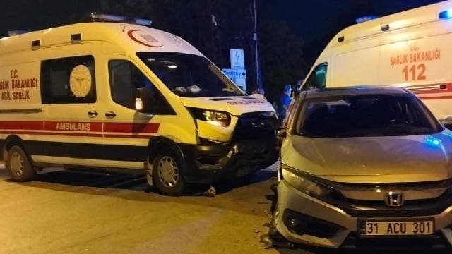 Hatay'da ambulans ile otomobilin çarpıştığı kazada 6 kişi yaralandı