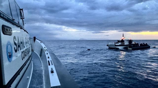 İzmir açıklarında 17 düzensiz göçmen kurtarıldı