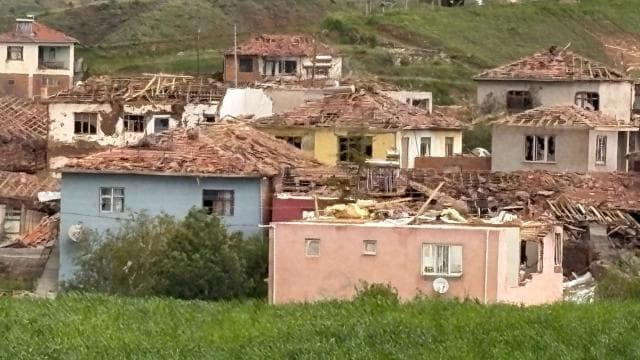 Çorum'da hortum nedeniyle evler hasar gördü, 5 kişi yaralandı