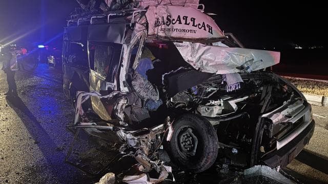 Aksaray'da minibüs ve tır çarpıştı, 12 kişi yaralandı