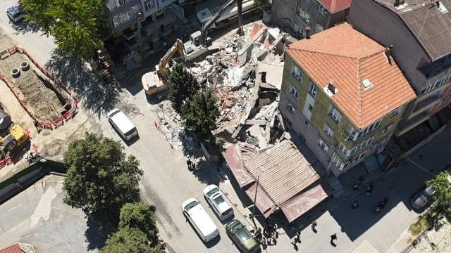 Küçükçekmece'de yıkım sırasında bina çöktü, iş yeri zarar gördü