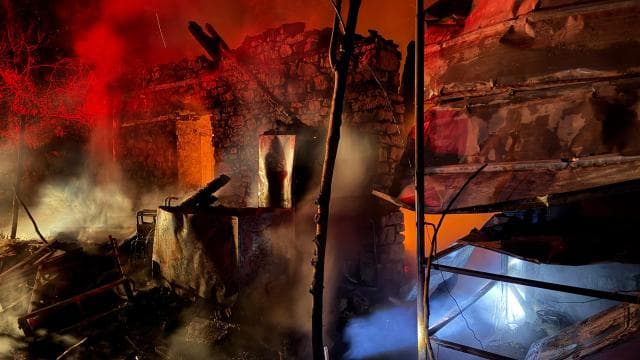 Antalya'da çıkan yangın bir evi kullanılamaz hale getirdi