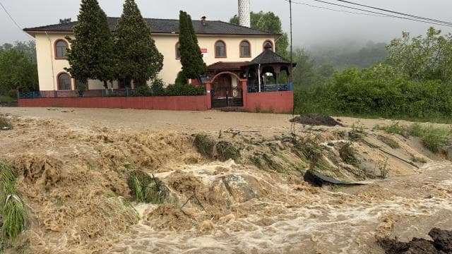 Bartın'da sağanak yağış yolları ve evleri su bastı, deniz rengi değişti