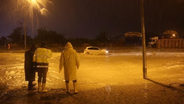 Hatay'da sağanak yağış sele neden oldu, köprü çöktü