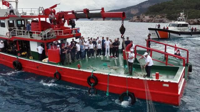 Antalya'da denizden hayalet ağ çıkarıldı