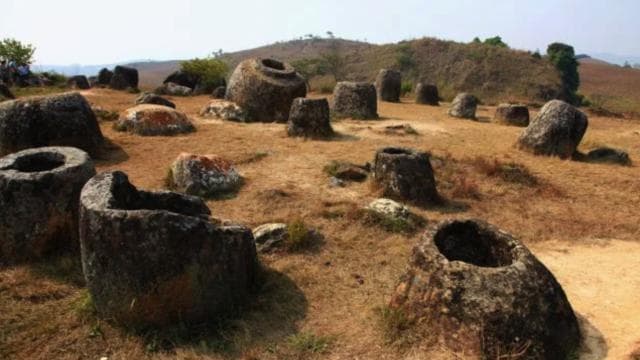 Laos'taki dev taş küplerin içinden antik mezar bulundu