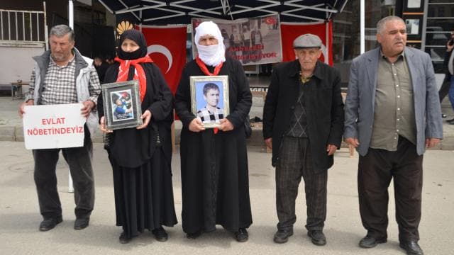 Muş'ta aileler evlat nöbetine devam ediyor