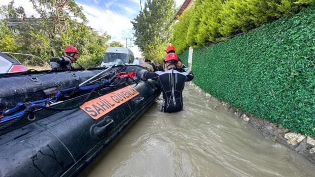 Hatay'da su baskınında mahsur kalan 20 kişi kurtarıldı