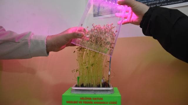 Meslek lisesi öğrencileri atık malzemelerle akıllı sulama makinesi geliştirdi
