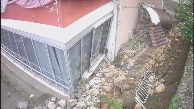 Amasya'da 5 katlı apartmanın istinat duvarı çöktü
