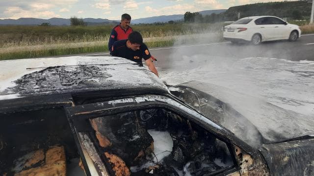 Boyabat'ta hareket halindeki otomobilde yangın çıktı