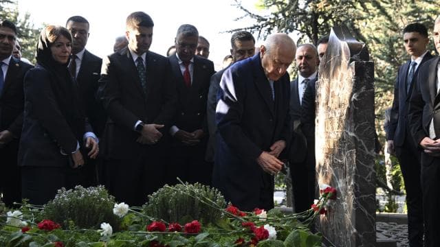 Devlet Bahçeli, Alparslan Türkeş'in anıt mezarını ziyaret etti
