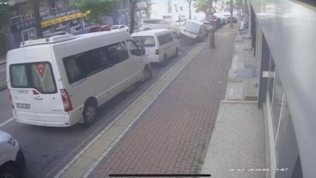Bursa'da hafif ticari araç 6 araca çarparak takla attı