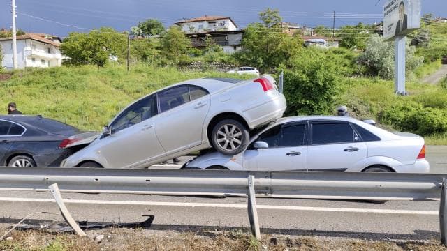 Çorum'da zincirleme kazada bir araç diğerinin üzerine çıktı