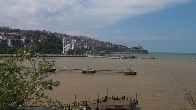 Zonguldak'ta yağmur sonrası deniz kahverengi oldu