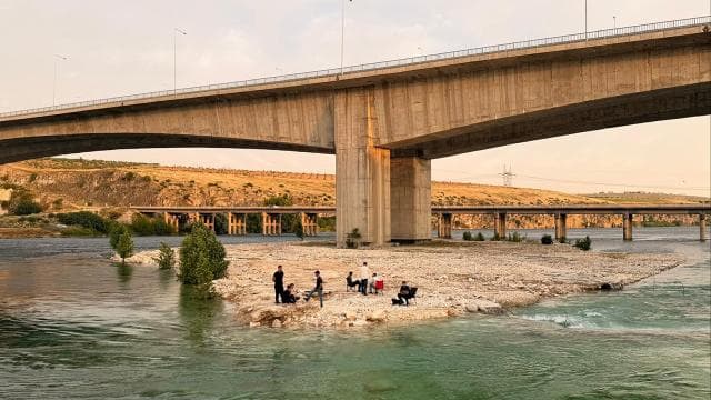 Fırat Nehri'nde su seviyesi yükseldi, piknikçiler adacıkta mahsur kaldı