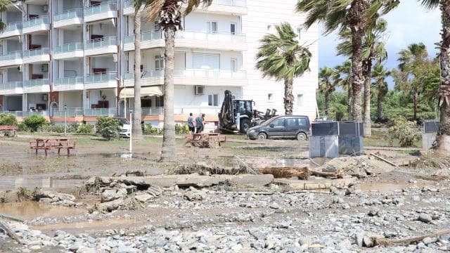 Hatay'da sağanak yağış cadde ve sokakları suyla doldurdu