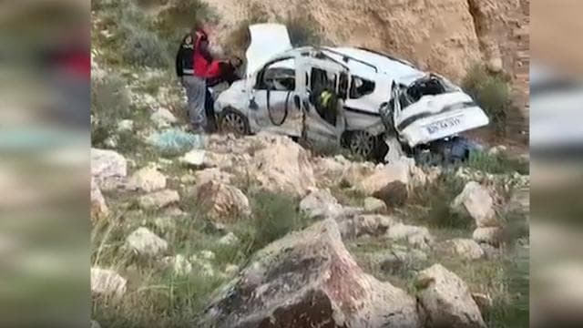 Uçurumdan düşen araçtaki iki kişi atlayarak kurtuldu