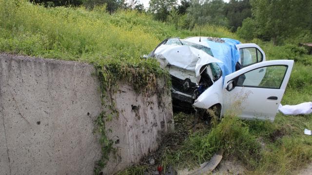 Kastamonu'da otomobil istinat duvarına çarptı, 3 kişi hayatını kaybetti