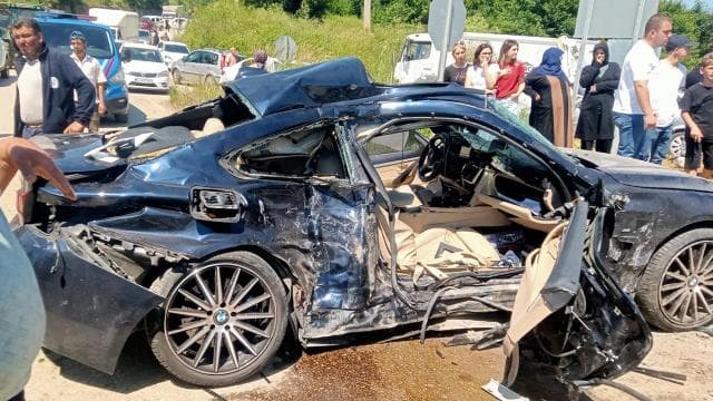 Kaynarca'da otomobil ve hafif ticari araç çarpıştı: 1 ölü, 6 yaralı