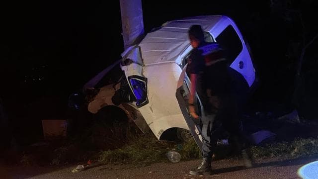 Isparta'da elektrik direğine çarpan araçta 2 kişi hayatını kaybetti