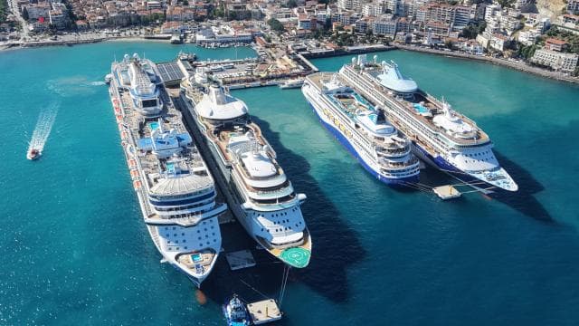 Kuşadası'na 4 kruvaziyerle 9 bin 125 turist geldi