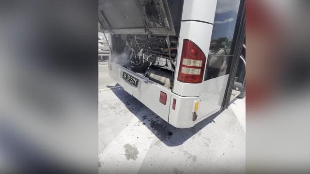 İstanbul'da metrobüsün motorunda yangın çıktı