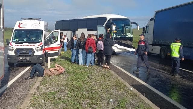 Yağmurlu yolda tur otobüsü kaza yaptı: 16 yaralı