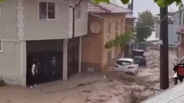Bursa'da sağanak yağış evleri su bastı, çatı çöktü