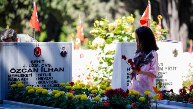 Şehit aileleri Kurban Bayramı'nda Edirnekapı Şehitliği'ni ziyaret etti