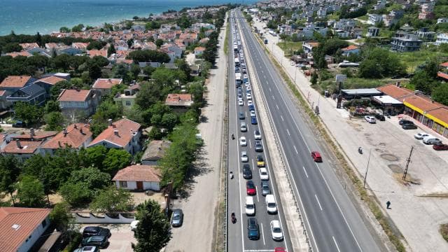 Tekirdağ-İstanbul yolunda bayram dönüşü trafiği artıyor