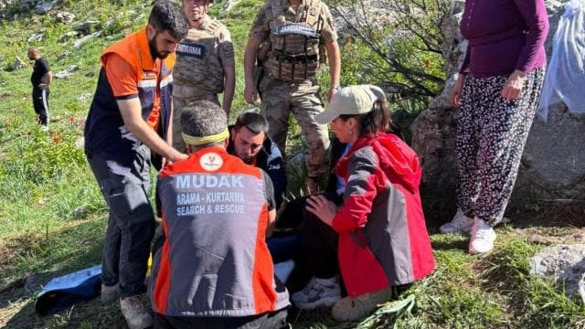 Dağda sakatlanan kadın, sedyeyle 2 kilometre taşındı