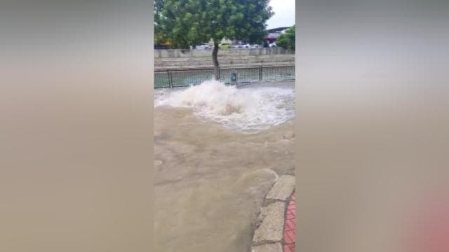 Adana'da su borusu patladı, cadde trafiğe kapandı