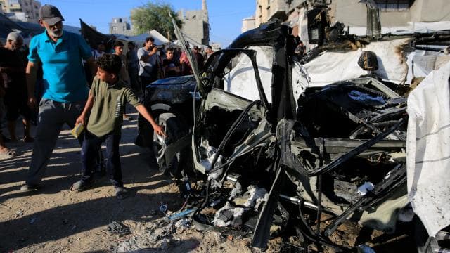 Katil İsrail Gazze'de bir aracı hedef aldı: 4 kişi hayatını kaybetti