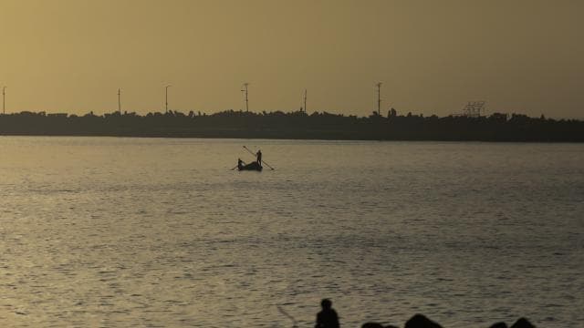Katil İsrail, Gazze açıklarında balıkçı teknelerine ateş açtı: Bir çocuk hayatını kaybetti