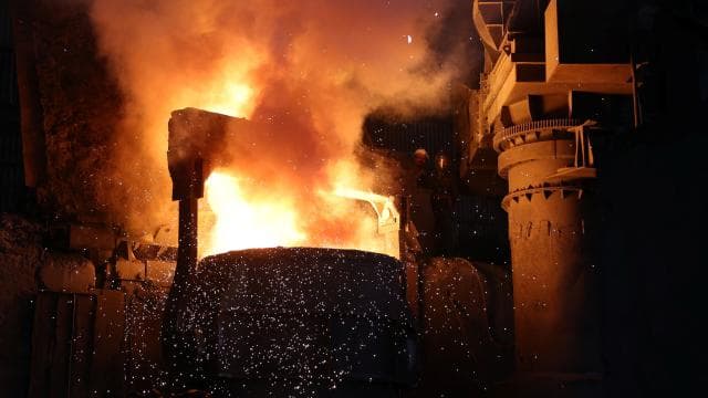 Hindistan'daki çelik fabrikasında erimiş demir dökülmesi sonucu 8 işçi hayatını kaybetti