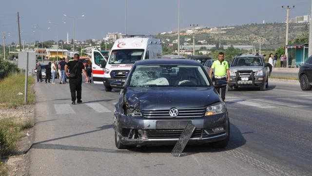 Mersin'de otomobilin çarptığı motosikletteki baba ve kızı hayatını kaybetti