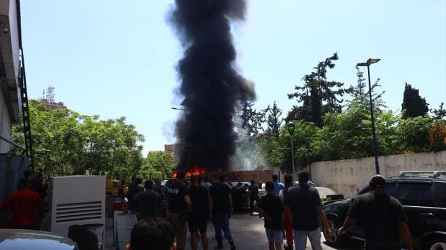 İsrail, ateşkese rağmen Lübnan'a saldırılarını sürdürüyor