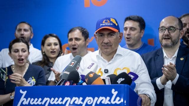 Paşinyan'ın Sivil Sözleşme Partisi, Ermenistan'daki seçimlerde önde gidiyor