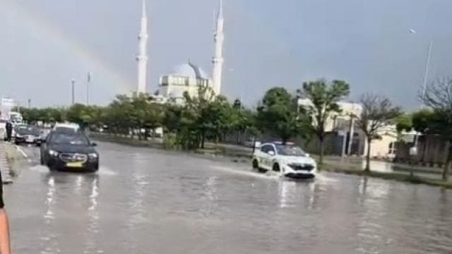 Edirne'de sağanak yağış yolları suyla doldurdu