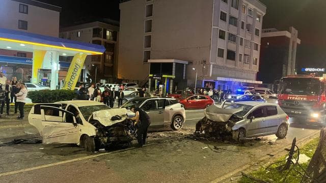 Samsunda 3 aracın karıştığı kazada 5 kişi yaralandı