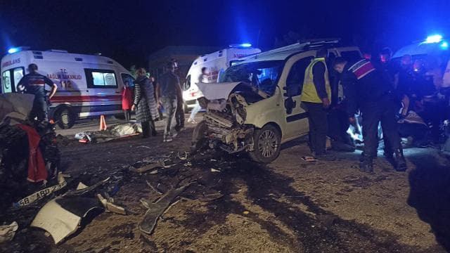 Sivas'ta hafif ticari araç ve otomobil çarpıştı, 8 kişi yaralandı