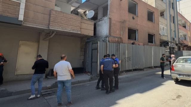 Kentsel dönüşümdeki bina kısmen çöktü: 1 ölü, 2 yaralı