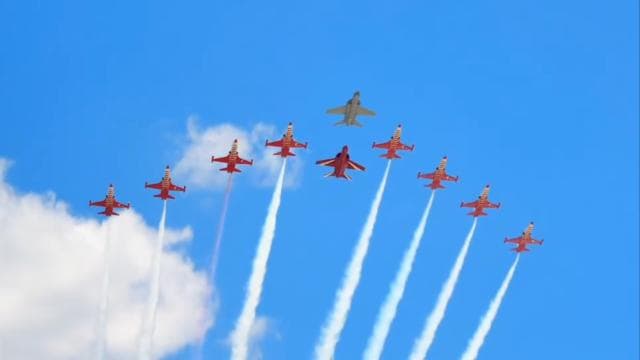 HÜRJET ve Türk Yıldızları gökyüzünde buluştu