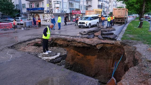 Ankara'da sağanak yağış nedeniyle bir yol çöktü